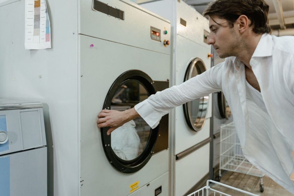 Man holding the door of a washing machine