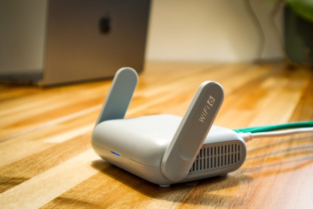 Home Wi-Fi router with antennas on a desk, the 2.4 GHz band setting that decides whether a Samsung washer can join SmartThings