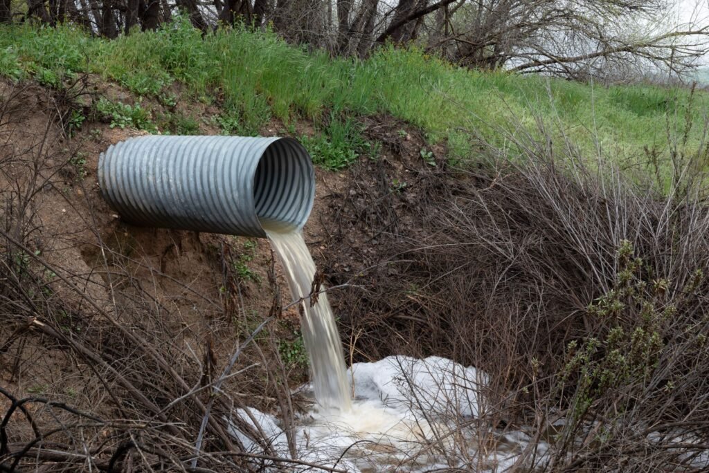 Drainage pipe discharging water into a ravine, the end of the route washing machine water takes out of a house